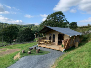 Glamping Lodge with Hot Tub in heart of Snowdonia